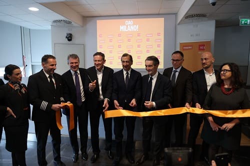 easyJet inaugurazione base Linate Taglio nastro con Autorità_
